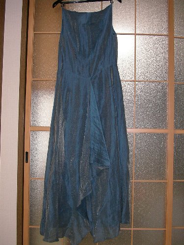 青いワンピースドレス