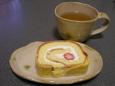 いちごロールケーキに桜の紅茶とお気に入りの食器